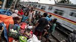 Permukiman Padat di Pinggir Rel Porak Poranda Usai Dilalap Api