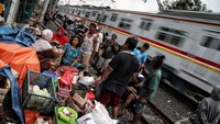 Posisi kebakaran itu terletak di jalur aktif kereta api.