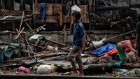 Ada juga yang sibuk membawa barang-barangnya untuk diselamatkan.