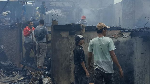 Permukiman warga di Kramat Pulo Dalam 1 RT 10/008 (Pasar Gaplok), Kramat, Senen, Jakarta Pusat terbakar, Rabu (15/12/2021).