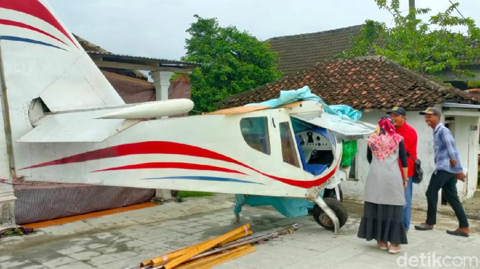 Warga Lamongan, Suyanto alias Heri Santoso membuat pesawat terbang. Pesawat terbang yang ia buat jenis Short Take-Off and Landing (STOL).