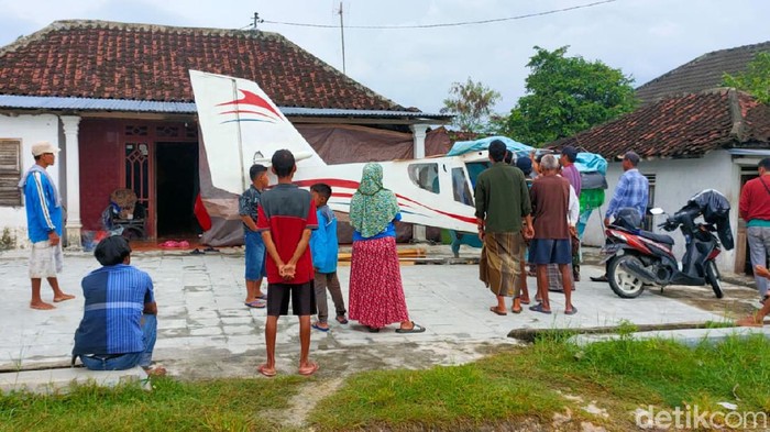 Warga Lamongan, Suyanto alias Heri Santoso membuat pesawat terbang. Pesawat terbang yang ia buat jenis Short Take-Off and Landing (STOL).
