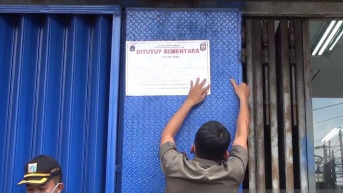 Petugas Satuan Polisi Pamong Praja Kebayoran Lama, Jakarta Selatan, menyegel  kantor perusahaan yang bergerak di bidang outsourcing (penyedia jasa tenaga kerja)  di kawasan Jalan Bintaro Raya, Kebayoran Lama Utara, Jakarta Selatan, Selasa, (14/12/2021). ANTARA/HO-Pokja Jakarta Selatan