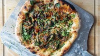 Oyster atau tiram biasa disajikan segar dengan kucuran air lemon. Namun, di Singapura ada gerai pizza yang menyajikannya sebagai topping pizza bersama keju dan daun basil. Foto: SCMP