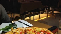 Jenis seafood yang biasa digunakan untuk topping pizza adalah udang. Namun, di Hong Kong kamu bisa menemukan pizza dengan topping aneka seafood. Seperti udang, scallop, crabstick, serta topping keju yang melimpah. Pizza ini diberi nama Thousand Island Pizza. Foto: SCMP
