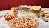 Salah satu merek pizza populer di dunia yaitu Dominos pernah mengeluarkan menu pizza dengan topping Hawaiian Spaghetti. Bagaimana tidak aneh kalau menjadi double carbo. Pizza ini bisa ditemui di Selandia Baru. Foto: SCMP