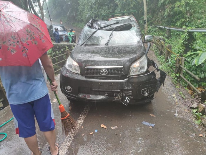 Dahan pohon bulu atau beringin pencekik di jalan Desa Kedungudi, Trawas, Mojokerto patah saat hujan deras mengguyur. Dahan pohon tersebut menimpa sebuah mobil yang melintas hingga menewaskan pengemudinya.