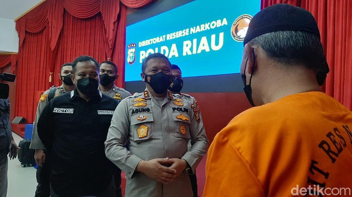Polisi membongkar peredaran narkoba di wilayah Riau. Polisi juga mengusut TPPU yang dilakukan jaringan internasional itu. Uang Rp 1 miliar lebih disita. (Raja AS/detikcom)