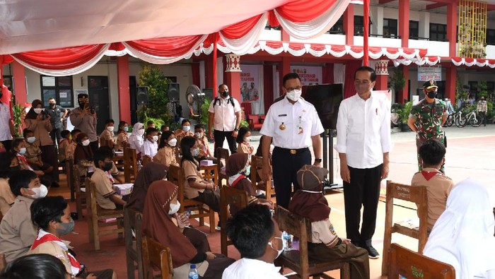 Presiden Jokowi Tinjau Vaksinasi Anak di Jakpus