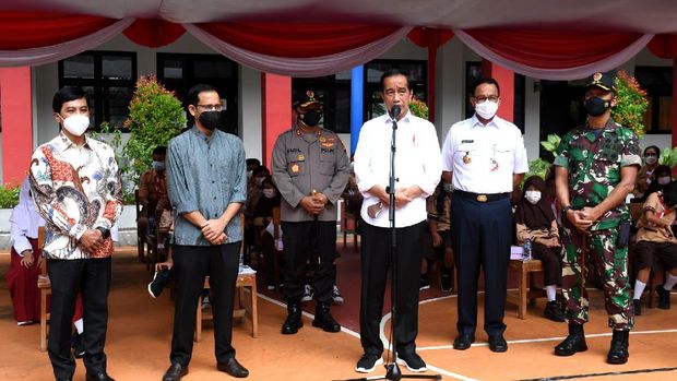 Presiden Jokowi Tinjau Vaksinasi Anak di Jakpus