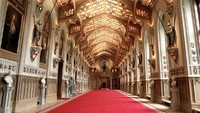 St Georges Hall di Kastil Windsor adalah tempat Ratu menyelenggarakan perjamuan dan resepsi kenegaraan. Tempat ini dibangun kembali setelah kastil rusak karena api pada tahun 1992. Foto: Tim Graham Photo Library