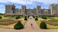 Seorang pegawai Kastil berjalan melalui Taman Teras Timur di Kastil Windsor. Taman ini dibuat oleh George IV pada tahun 1820-an dan didesain ulang oleh mendiang Pangeran Philip pada tahun 1971. Foto: LEAL/AFP