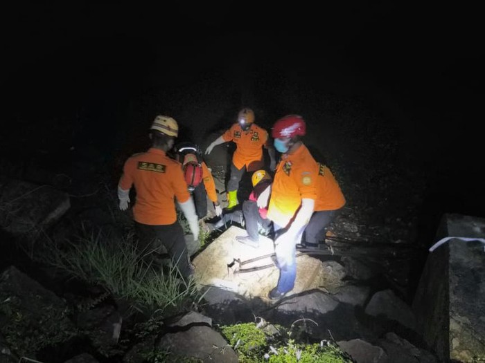 Proses evakuasi korban tenggelam di PLTA Mrica, Banjarnegara, Rabu (15/12/2021).