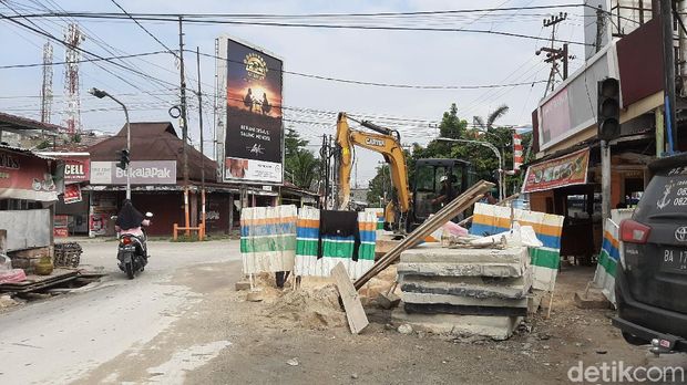 Proyek pembangunan instalasi pengolahan air limbah (IPAL) di Pekanbaru dipastikan tak tuntas akhir tahun ini. Kedua kontraktor terancam denda. (Raja Adil/detikcom)
