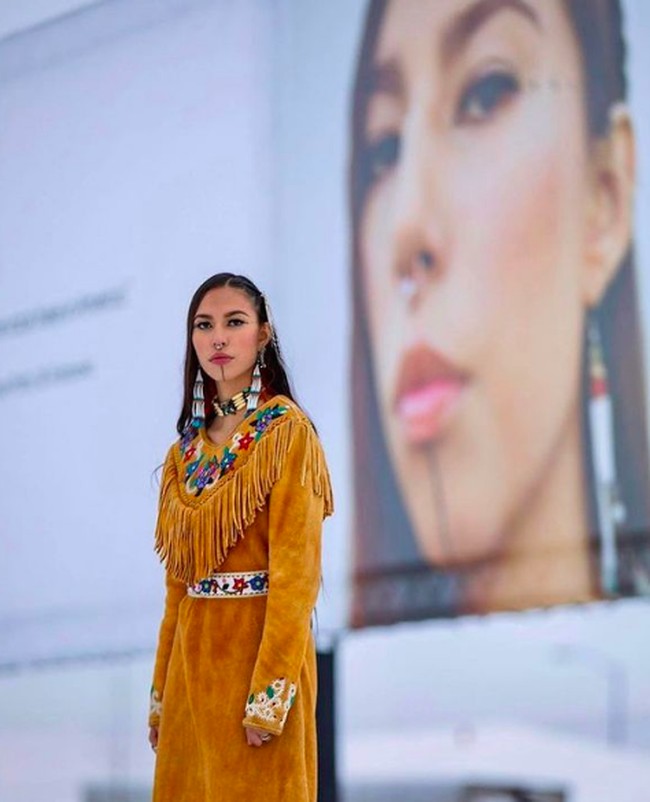 Dia memiliki tato tradisional yang menghias wajahnya. Tato garis di dagu dan pipinya menjadi penanda bahwa dia bangga dengan budayanya. Foto: dok. Instagram/@quannah.rose