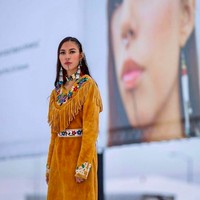 Dia memiliki tato tradisional yang menghias wajahnya. Tato garis di dagu dan pipinya menjadi penanda bahwa dia bangga dengan budayanya. Foto: dok. Instagram/@quannah.rose