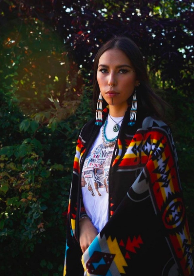 Disebut Yidįįłtoo (dibaca: yihilto) yang merupakan tato wajah tradisional yang merupakan warisan budaya. Biasanya tato tersebut dibuat ketika anak perempuan telah beranjak remaja yakni sekitar 12 sampai 14 tahun. Quannah sendiri mendapatkan tato saat usianya 14 tahun. Foto: dok. Instagram/@quannah.rose