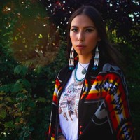 Disebut Yidįįłtoo (dibaca: yihilto) yang merupakan tato wajah tradisional yang merupakan warisan budaya. Biasanya tato tersebut dibuat ketika anak perempuan telah beranjak remaja yakni sekitar 12 sampai 14 tahun. Quannah sendiri mendapatkan tato saat usianya 14 tahun. Foto: dok. Instagram/@quannah.rose