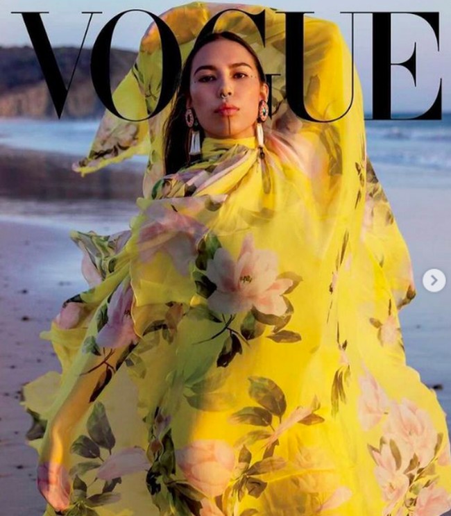 Sementara inilah penampilan Quannah untuk majalah Vogue. Dia tampil ekstra dengan gaun floral kuning. Foto: dok. Instagram/@quannah.rose