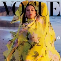 Sementara inilah penampilan Quannah untuk majalah Vogue. Dia tampil ekstra dengan gaun floral kuning. Foto: dok. Instagram/@quannah.rose
