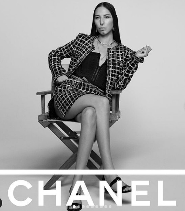 Inilah penampilan Quannah saat menjadi model untuk Chanel. Quannah sendiri disorot karena memiliki penampilan unik. Foto: dok. Instagram/@quannah.rose