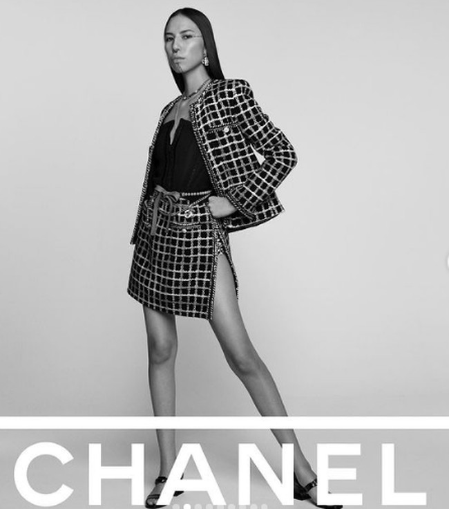Quannah Chasinghorse merupakan model 19 tahun yang merupakan wanita indigenous. Dia menjadi model pribumi pertama yang tampil di kampanye Chanel. Foto: dok. Instagram/@quannah.rose