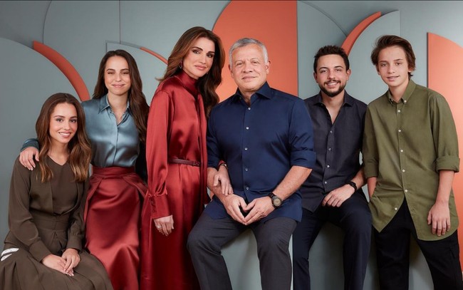 Ratu Rania meski jarang, beberapakali menampilkan foto keluarganya di akun Instagram pribadinya. Termasuk foto bersama dua putrinya yang telah dewasa yaitu Putri Iman dan Putri Salma. Foto: Dok. Instagram @queenrania