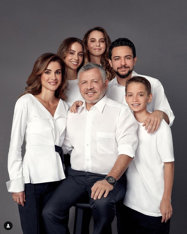 Ratu Rania dari Yordania merupakan ibu dari dua anak laki-laki dan dua anak perempuan. Empat anaknya sesuai urutan kelahiran adalah Pangeran Al Hussein, Putri Iman, Putri Salma dan Pangeran Hashem. Foto: Dok. Instagram @queenrania