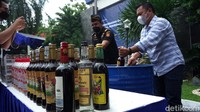 Botol-botol minuman keras (miras) tersebut tampak dipecahkan.