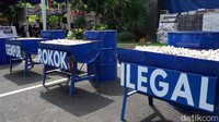 Barang yang dimusnahkan adalah 315.112 batang rokok, e-liquid atau vape sejumlah 69 botol berisi 3.450 mililiter, tembakau iris 160 gram, dan minuman mengandung etil alkohol sebanyak 213 botol berisi 223.770 ml.