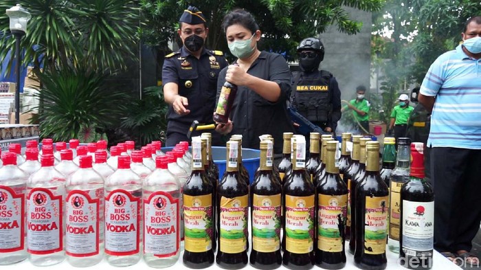 Ratusan Ribu Batang Rokok Ilegal Dibakar Ratusan ribu batang rokok dan miras dimusnahkan Kantor Pengawasan dan Pelayanan Bea Cukai Tipe Madya Pabean A Purwakarta. Barang-barang ini dimusnahkan karena ilegal.