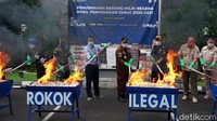 Rokok-rokok tersebut dimusnahkan dengan cara dibakar, di Halaman Kantor KPPBC Tipe Madya Pabean A Purwakarta, Rabu (15/12/2021).