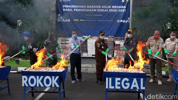 Ratusan Ribu Batang Rokok Ilegal Dibakar Ratusan ribu batang rokok dan miras dimusnahkan Kantor Pengawasan dan Pelayanan Bea Cukai Tipe Madya Pabean A Purwakarta. Barang-barang ini dimusnahkan karena ilegal.