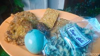 Ada beragam lauk pelengkap, seperti tempe goreng, telur asin, hingga dendeng daging sapi. Foto: detikFood/Yenny Mustika Sari