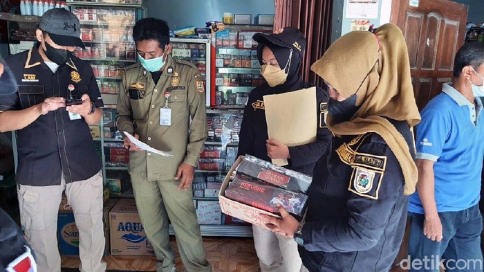 Ribuan Rokok Ilegal Disita di Klaten, Merknya Bikin Ngakak Sebanyak 10.104 batang rokok ilegal disita Satpol-PP Pemkab Klaten dan Bea Cukai. Rokok yang disita bermerk Jaran Goyang, Super Brow, Mas Brow, SMD Beruang, dll.
