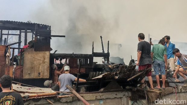 Sejumlah rumah penduduk di Pasar Gaplok, Senen, Jakpus terbakar. Petugas damkar bersama warga berjibaku memadamkan api. (Wildan N/detikcom)