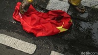 Dalam aksinya massa sempat menyeret bendera RRC dan menginjak-injaknya.