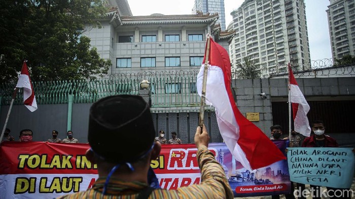 Sengketa Laut Natuna Utara, Massa Injak Bendera RRC Massa Forum Cinta Tanah Air berdemo di Kedubes China di Jakarta. Mereka memprotes klaim RRC atas Laut Natuna Utara. Dalam aksi itu, massa menginjak-injak bendera RRC.