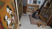Selain melukis kelahiran Tuhan Yesus, Petrus Herjaka juga melukis kisah sengasara dan penyaliban Isa Almasih dengan pendekatan teknik penggambaran wayang beber.