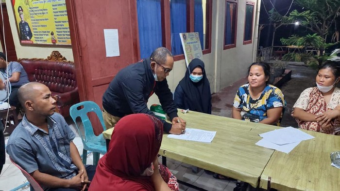 Seorang wanita mengaku sebagai sekda Tapanuli Tengah kepergok warga (dok. Humas Polres Sibolga)