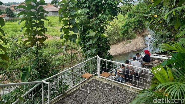 Lokasi kedai yang berada tepat di samping Sungai Cisandang Barang membuat pengunjung akan disuguhi pemandangan dan suara alam gemericik air. Sisi Barat Coffee menyediakan pilihan varian kopi yang cukup beragam dengan kisaran harga Rp 18.000-Rp 25.000. (Luthfi Hafidz/detikTravel)