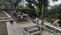 Terletak tak jauh dari Kampus IPB, tepatnya di Jl Batu Hulung, RT 02/RW 02, Balungbangjaya, Bogor membuat kedai kopi ini ramai dikunjungi mahasiswa. Harganya tidak bikin kantong bolong! (Luthfi Hafidz/detikTravel)