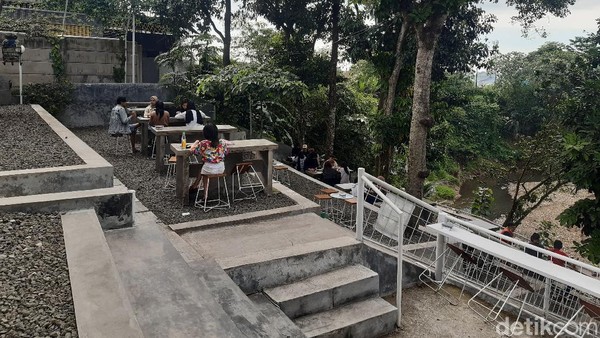 Terletak tak jauh dari Kampus IPB, tepatnya di Jl Batu Hulung, RT 02/RW 02, Balungbangjaya, Bogor membuat kedai kopi ini ramai dikunjungi mahasiswa. Harganya tidak bikin kantong bolong! (Luthfi Hafidz/detikTravel)
