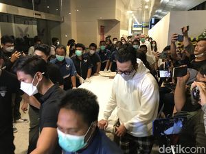 Denny Sumargo Hadiri Acara Penghiburan Laura Anna