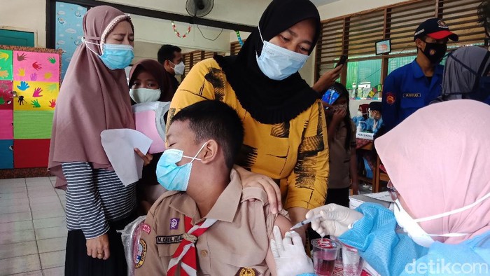 Suasana vaksinasi anak di SDN 13 Palemrah (Rakha Arlyanto Darmawan/detikcom)