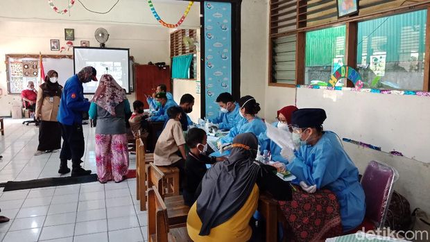 Suasana vaksinasi anak di SDN 13 Palemrah (Rakha Arlyanto Darmawan/detikcom)
