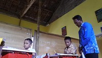 Siswa SDN 01 Alasbayur tersebut terpaksa belajar di ruang kelas yang rusak karena sekolah tak kunjung diperbaiki.