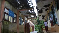 Pihak sekolah sudah melaporkan kerusakan tersebut ke Pemerintah Kabupaten Situbondo sejak 2019, hingga kini belum ada perbaikan.