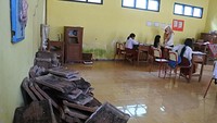 Tumpukan genteng berada di ruang kelas SDN 01 Alasbayur.