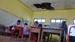 2 Tahun Siswa SD di Situbondo Ini Belajar di Kelas Rusak, Genteng Jebol